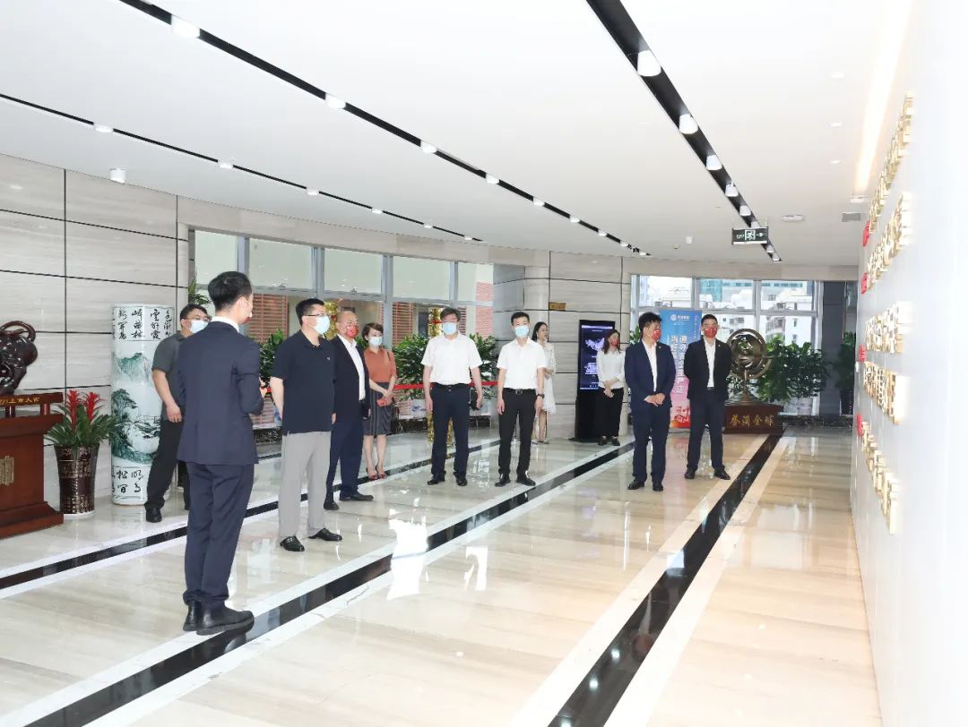 青岛市政协副主席、崂山区委书记张元升一行莅临德信网页版调研考察
